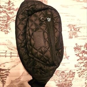 ZYIA Womens puffer sling back bag black.